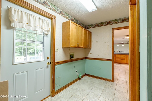 520 Ponder Dr, Shelbyville, KY 40065 - washroom with washer hookup, a textured ceiling, cabinet space, and hookup for an electric dryer
