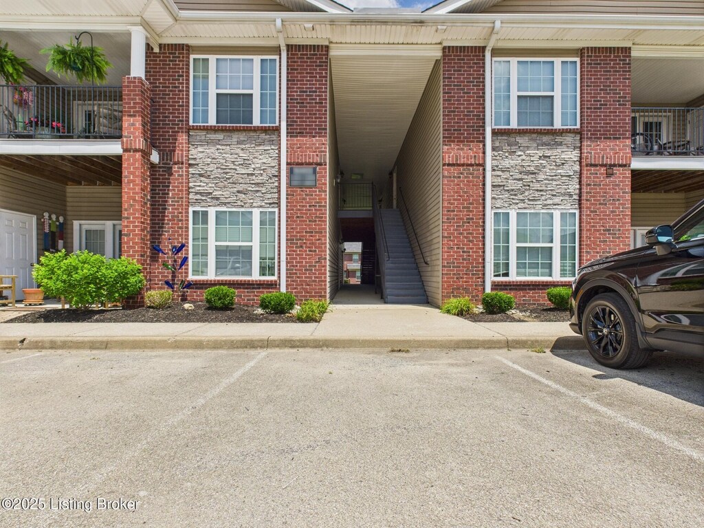 9402 Clubview Dr Unit 204, Louisville, KY 40291 - photo 1