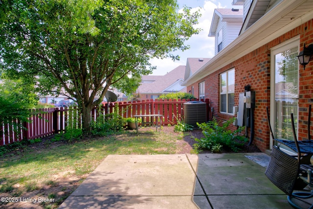 6813 Casey Pl, Louisville, KY 40229 - fenced backyard with a patio
