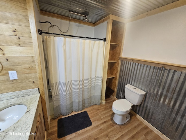 409 Woodhaven Ln, Leitchfield, KY 42754 - full bathroom featuring wood finished floors, shower / bath combo with shower curtain, and vanity