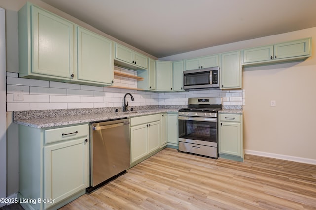80 Kavanaugh St, Shelbyville, KY 40065 - kitchen with appliances with stainless steel finishes, light wood-style flooring, and backsplash