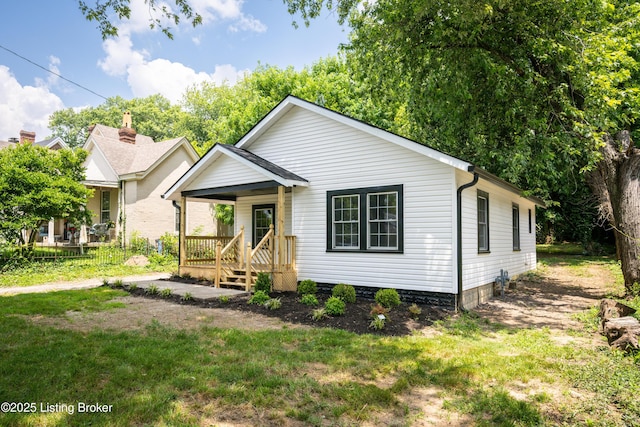 80 Kavanaugh St, Shelbyville, KY 40065 - view of front facade featuring covered porch and a front yard