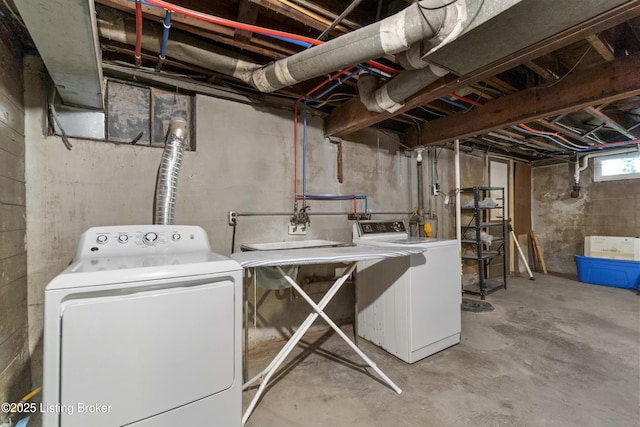 2628 Landor Ave, Louisville, KY 40205 - laundry area featuring independent washer and dryer