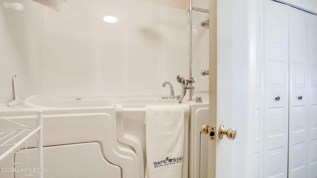 3030 Breckenridge Ln Apt 201, Louisville, KY 40220 - bathroom featuring a closet