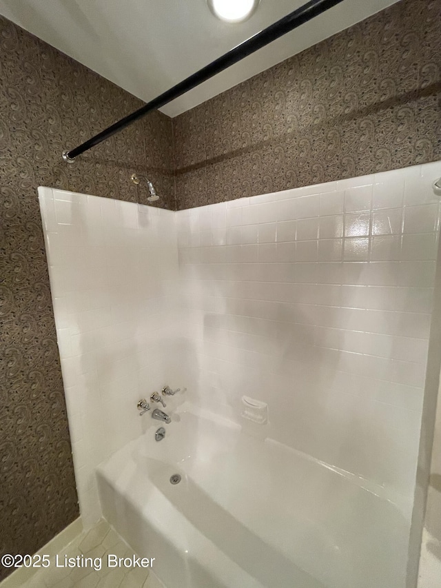 2804 Creekside Dr, Louisville, KY 40241 - full bath with shower / washtub combination and wallpapered walls