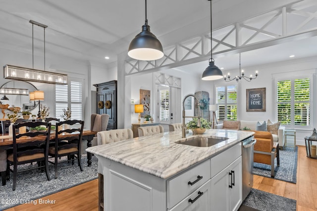 6331 Mistflower Cir, Prospect, KY 40059 - kitchen featuring open floor plan, light wood-type flooring, a chandelier, an island with sink, and recessed lighting