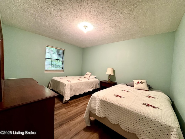 796 Lake Forest Ln, Westview, KY 40178 - bedroom featuring wood finished floors and a textured ceiling