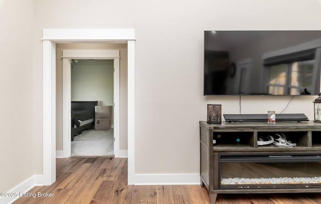 121 Liam Ct, Shepherdsville, KY 40165 - corridor featuring wood finished floors and baseboards