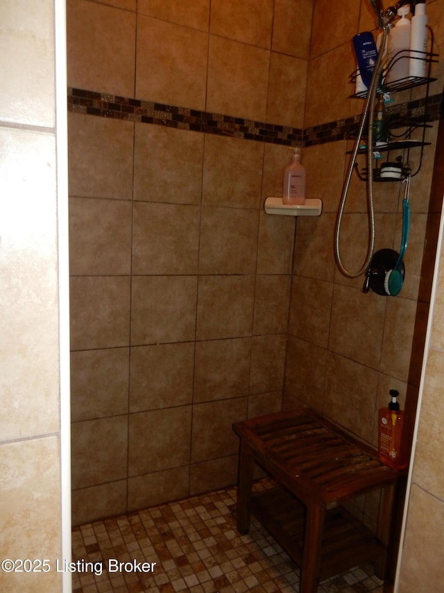 193 Pare Ct, Shepherdsville, KY 40165 - full bathroom featuring a tile shower