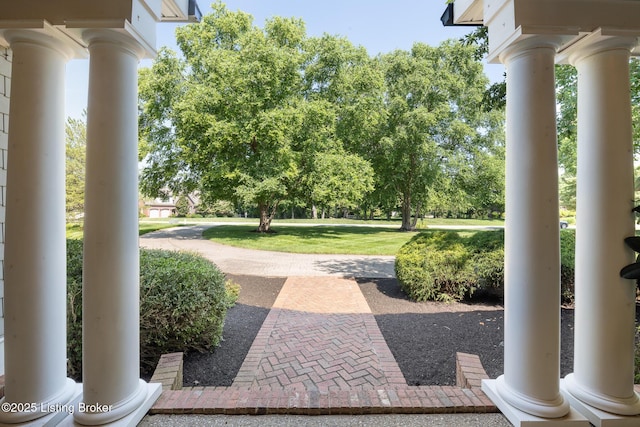 9906 Glen Vista Dr, Prospect, KY 40059 - covered porch with a lawn