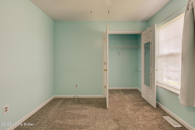 318 Tecumseh Dr, Shepherdsville, KY 40165 - unfurnished bedroom featuring carpet, a textured ceiling, and a closet