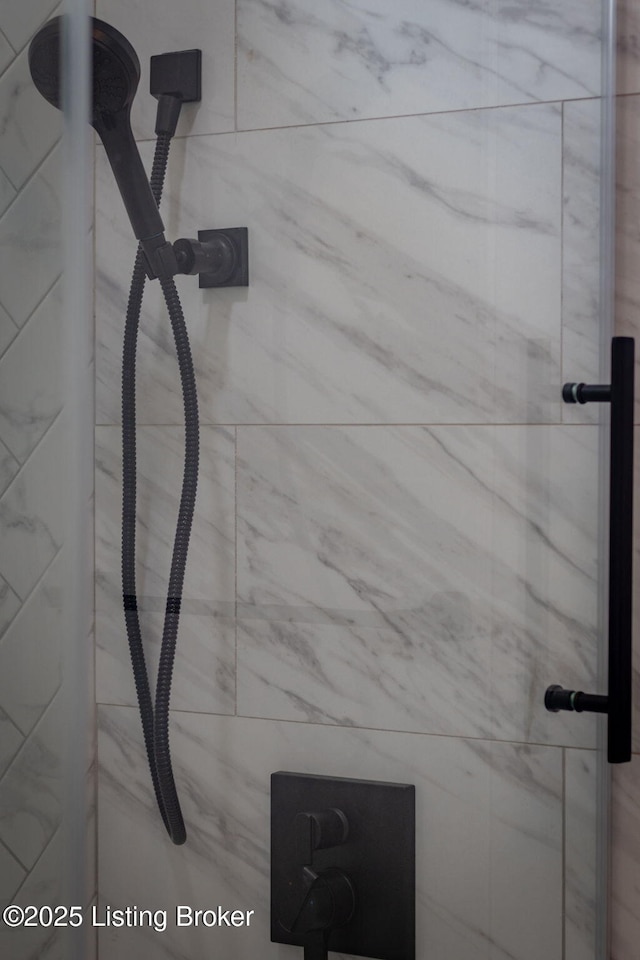 7103 Star Barn Ln, Crestwood, KY 40014 - bathroom with a tile shower