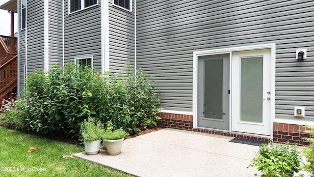 734 Dehart Ln, Louisville, KY 40243 - entrance to property with a patio