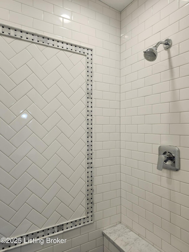 1860 Alfresco Pl, Louisville, KY 40205 - full bathroom featuring a tile shower