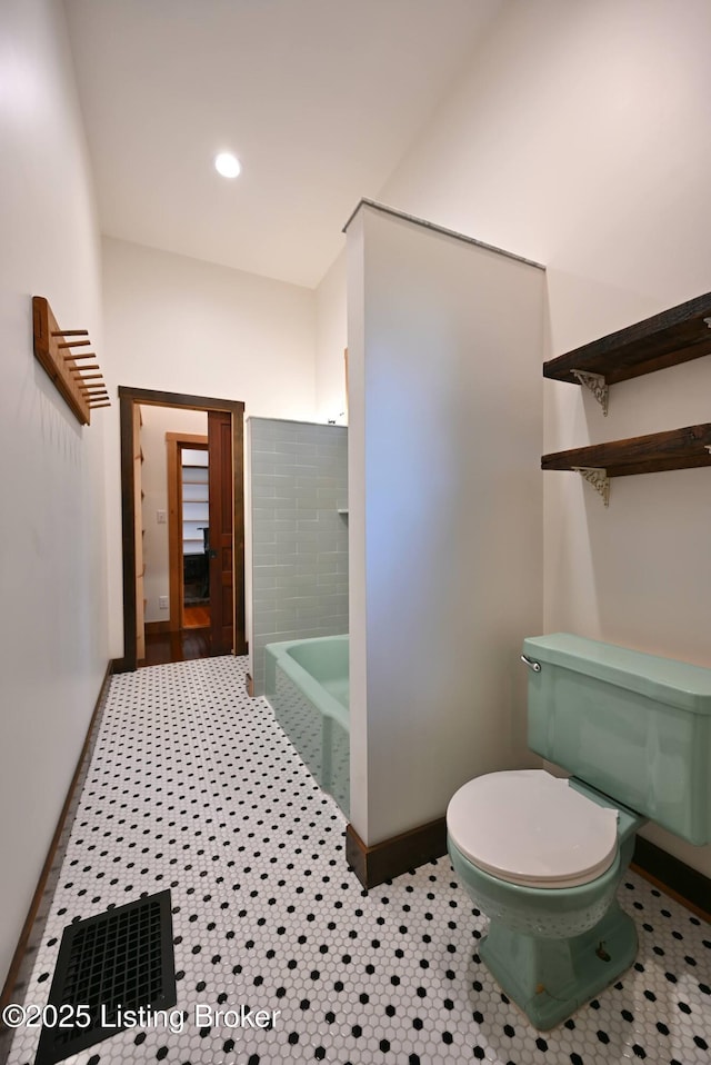 1819 Eastern Pkwy, Louisville, KY 40204 - full bath featuring a bathtub and tile patterned floors