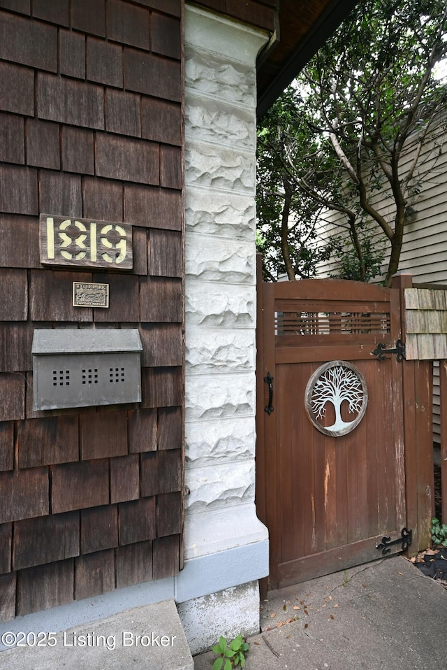 1819 Eastern Pkwy, Louisville, KY 40204 - exterior view of a gate