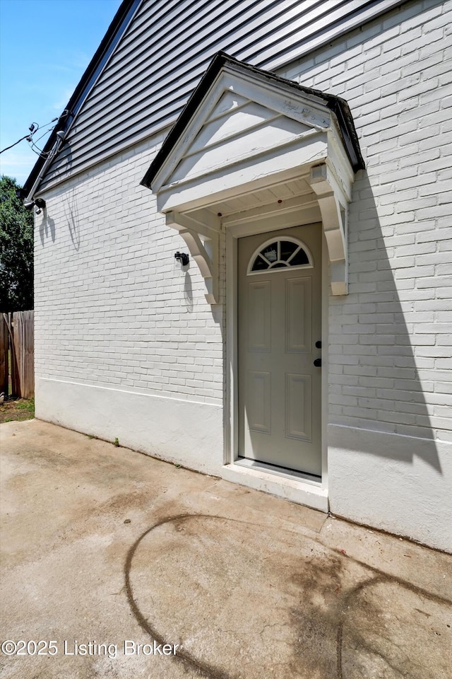 2620 Algonquin Pkwy, Louisville, KY 40210 - property entrance featuring brick siding and a patio area