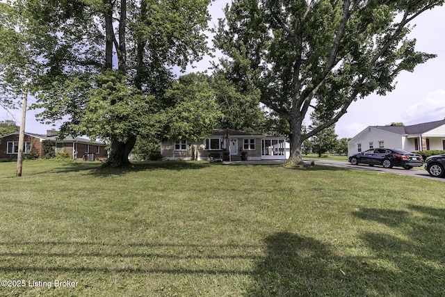10703 Cedar Creek Rd, Louisville, KY 40229 - view of front facade featuring a front lawn