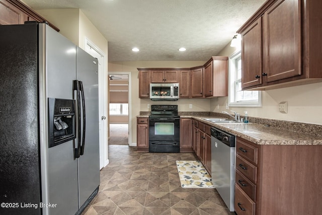 128 Boone Trce, Radcliff, KY 40160 - kitchen featuring appliances with stainless steel finishes, recessed lighting, a textured ceiling, and dark countertops