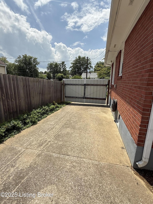 6713 Manslick Rd, Louisville, KY 40214 - photo 4