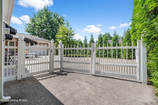 3012 Hayfield Dr, Louisville, KY 40205 - view of gate