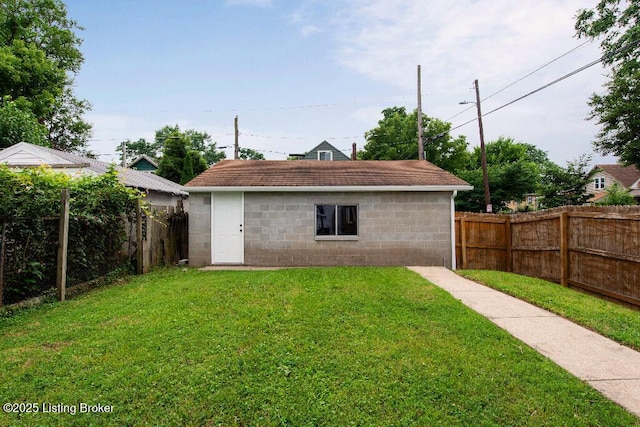 412 Gwendolyn St, Louisville, KY 40203 - fenced backyard featuring an outbuilding