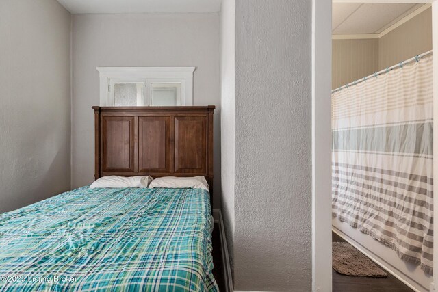 1246 Ormsby Ct, Louisville, KY 40203 - bedroom featuring a textured wall