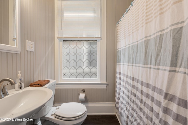 1246 Ormsby Ct, Louisville, KY 40203 - bathroom with wallpapered walls and a shower with shower curtain
