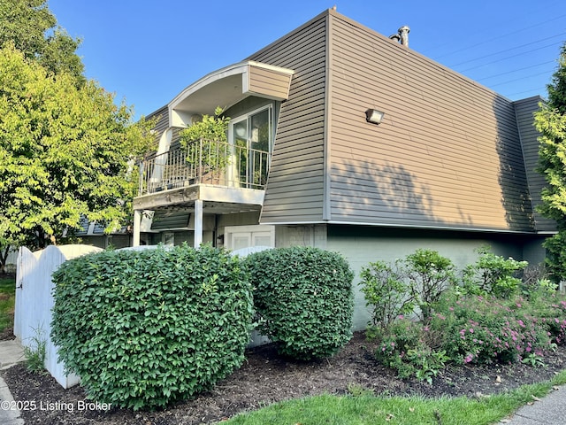 111 La Fontenay Ct, Louisville, KY 40223 - view of home's exterior featuring a balcony