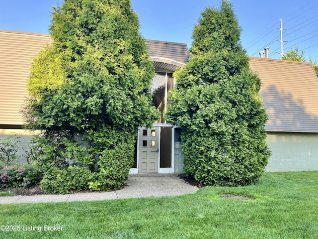 111 La Fontenay Ct, Louisville, KY 40223 - view of front of house with a front yard