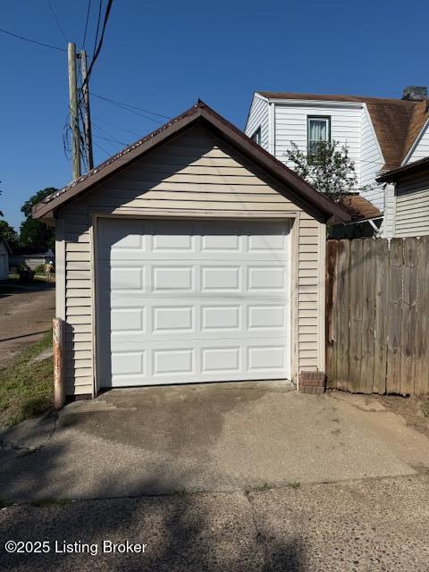 1842 Deer Park Ave, Louisville, KY 40205 - garage with driveway