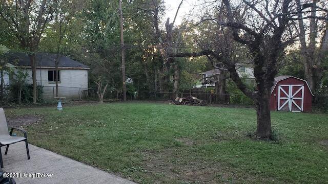 3510 Ethelwood Dr, Jeffersontown, KY 40299 - fenced backyard featuring a storage shed