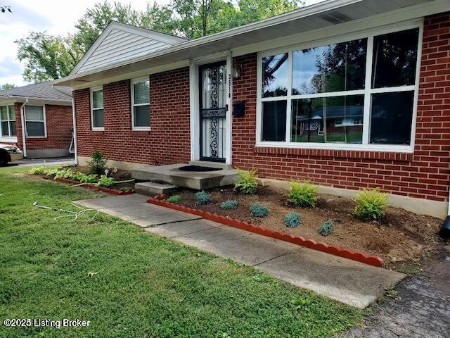 3510 Ethelwood Dr, Jeffersontown, KY 40299 - view of front of home with brick siding and a front lawn