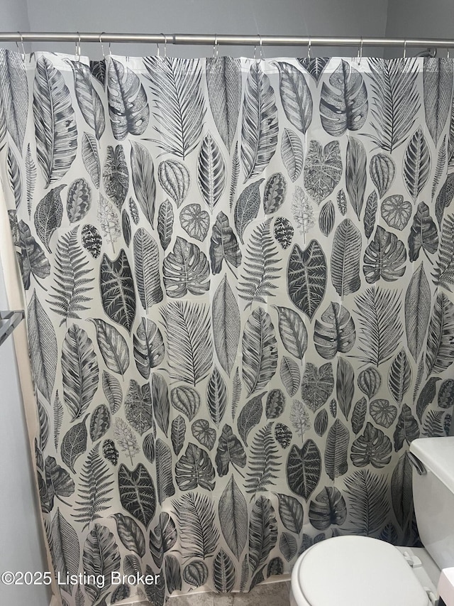 9403 Alex Ct, Louisville, KY 40299 - full bath featuring a shower with curtain