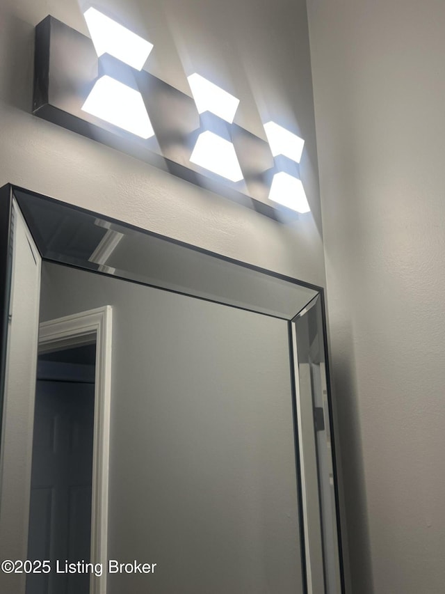 9403 Alex Ct, Louisville, KY 40299 - detailed view of a skylight