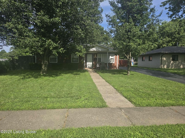 9907 Plaudit Way, Louisville, KY 40272 - view of front facade with a front yard and driveway
