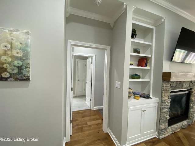 7508 Pavilion Park Rd, Louisville, KY 40214 - hall with crown molding, dark wood finished floors, and built in shelves