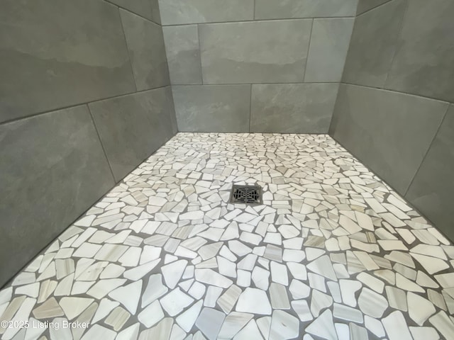 7508 Pavilion Park Rd, Louisville, KY 40214 - bathroom view of tiled shower