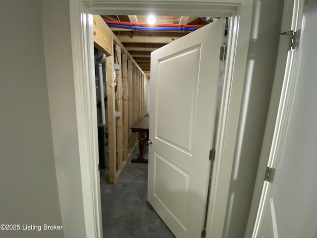 7508 Pavilion Park Rd, Louisville, KY 40214 - corridor featuring concrete flooring