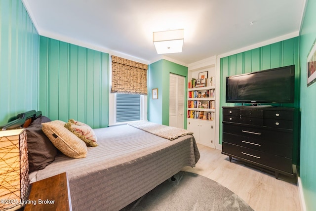 1021 Mulberry St, Louisville, KY 40217 - bedroom featuring wood finished floors, crown molding, and a closet