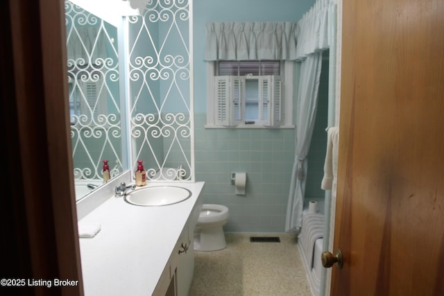 1600 Normandy Rd, Taylorsville, KY 40071 - bathroom featuring vanity, tile walls, and shower / bath combo