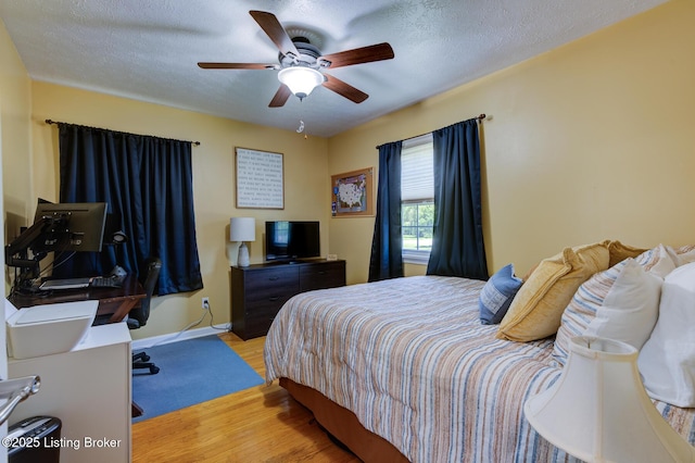 9602 Willowwood Way, Louisville, KY 40299 - bedroom featuring light wood-style flooring, ceiling fan, and a textured ceiling