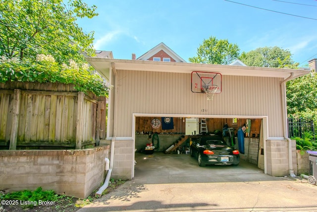 1211 Everett Ave, Louisville, KY 40204 - garage featuring concrete driveway