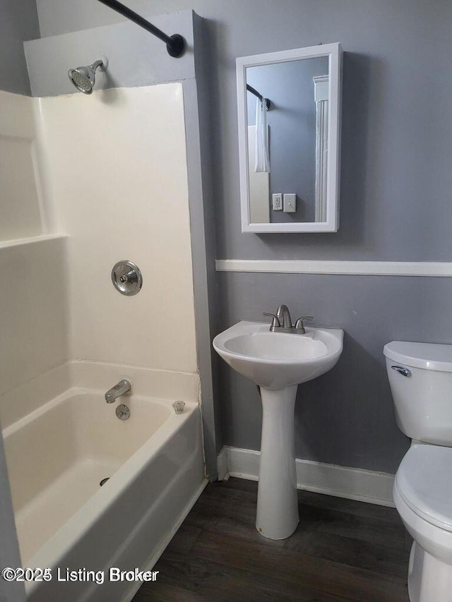 114 S Bayly Ave, Louisville, KY 40206 - full bath featuring shower / tub combination and wood finished floors
