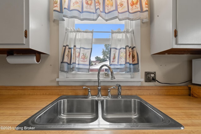 8703 Fernview Dr, Louisville, KY 40291 - kitchen featuring a sink and light countertops