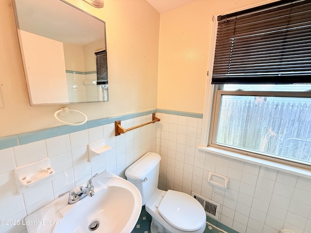 5123 Reed Ave, Louisville, KY 40214 - full bath featuring tile walls and wainscoting