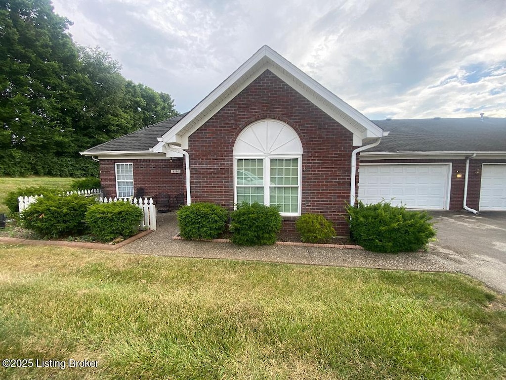 6106 Apple Creek Rd, Louisville, KY 40219 - photo 1