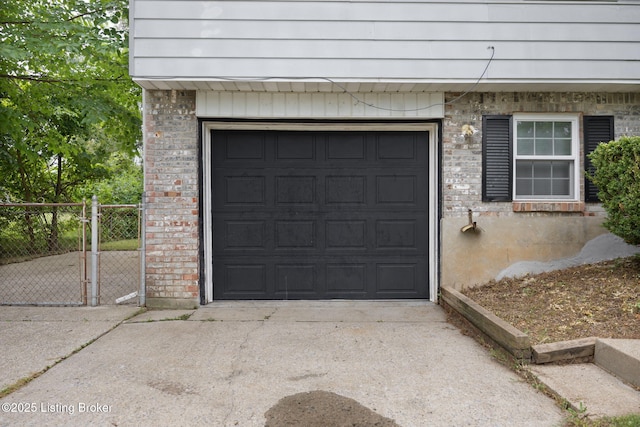 547 Wyandot Ct, Radcliff, KY 40160 - garage with concrete driveway and a gate