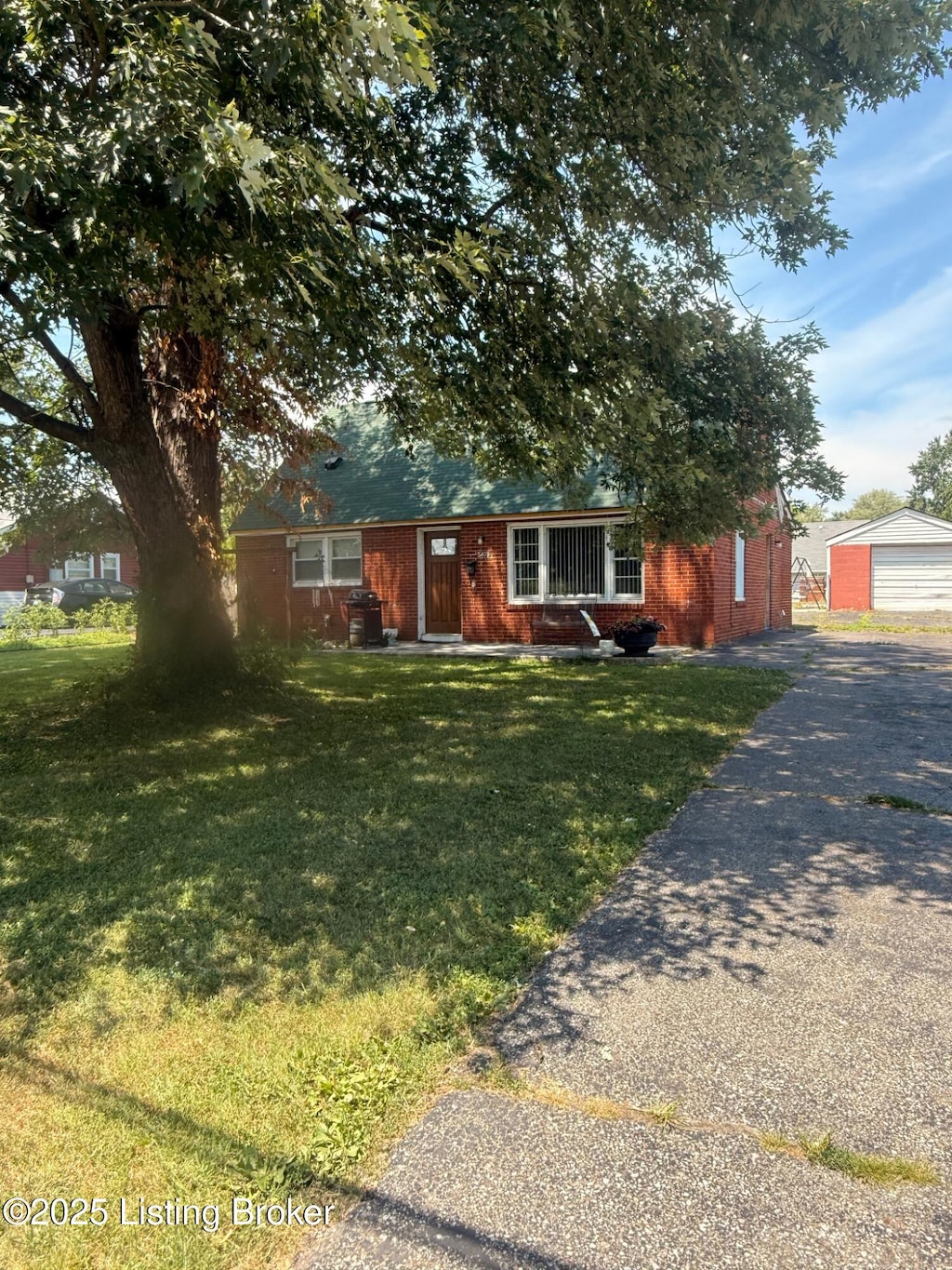 5409 Count Fleet Dr, Louisville, KY 40272 - photo 1