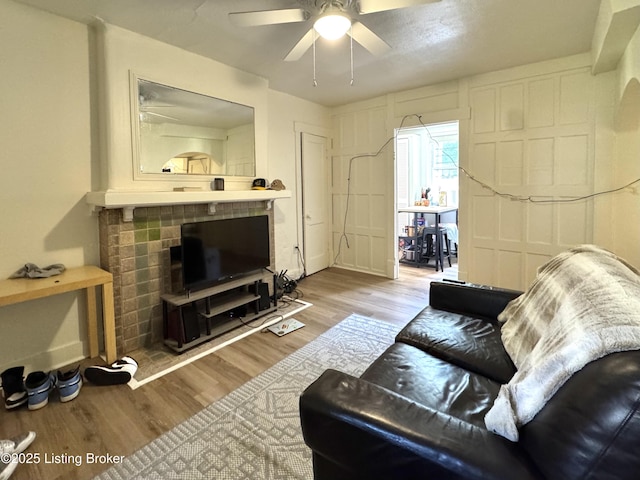 416 Belgravia Ct, Louisville, KY 40208 - living area with wood finished floors and ceiling fan